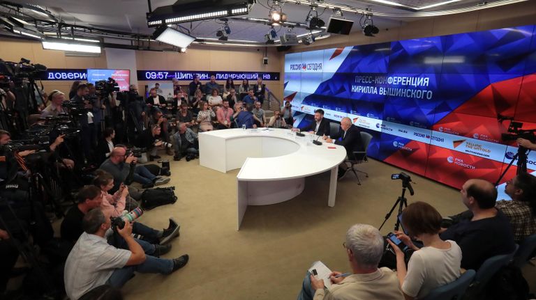 Генеральный директор МИА Россия сегодня Дмитрий Киселев и руководитель портала РИА Новости Украина Кирилл Вышинский на пресс-конференции в Международном мультимедийном пресс-центре МИА Россия сегодня