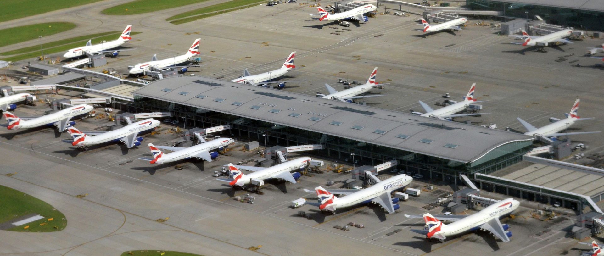 Самолеты авиакомпании British Airways у здания пятого терминала аэропорта Хитроу в Лондоне Самолеты авиакомпании British Airways у здания пятого терминала аэропорта Хитроу в Лондоне - РИА Новости, 1920, 25.11.2024