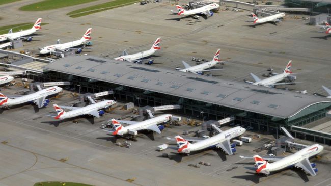Самолеты авиакомпании British Airways у здания пятого терминала аэропорта Хитроу в Лондоне Самолеты авиакомпании British Airways у здания пятого терминала аэропорта Хитроу в Лондоне