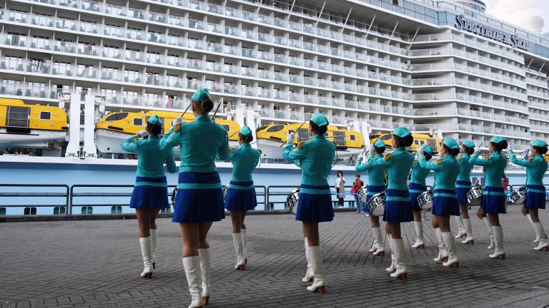 Артисты приветствуют туристов с круизного лайнера Spectrum of the Seas во Владивостоке. Лайнер базируется в Шанхае и выполняет круизы в Японию Артисты приветствуют туристов с круизного лайнера Spectrum of the Seas во Владивостоке. Лайнер базируется в Шанхае и выполняет круизы в Японию