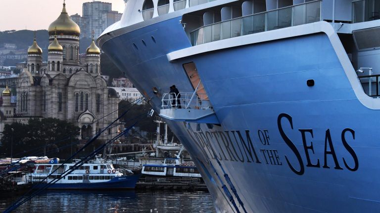 Круизный лайнер Spectrum of the Seas прибыл в порт Владивостока. Лайнер базируется в Шанхае и выполняет круизы в Японию Круизный лайнер Spectrum of the Seas прибыл в порт Владивостока. Лайнер базируется в Шанхае и выполняет круизы в Японию