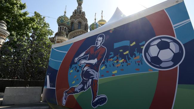 Фан-зона на Конюшенной площади в Санкт-Петербурге Фан-зона на Конюшенной площади в Санкт-Петербурге