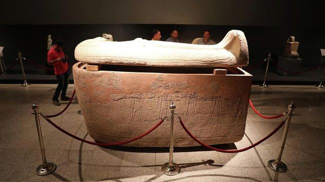 Саркофаг на выставке в Луксоре Саркофаг на выставке в Луксоре