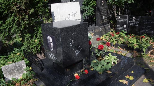 Памятник артисту Владимиру Этушу, установленный на Новодевичьем кладбище