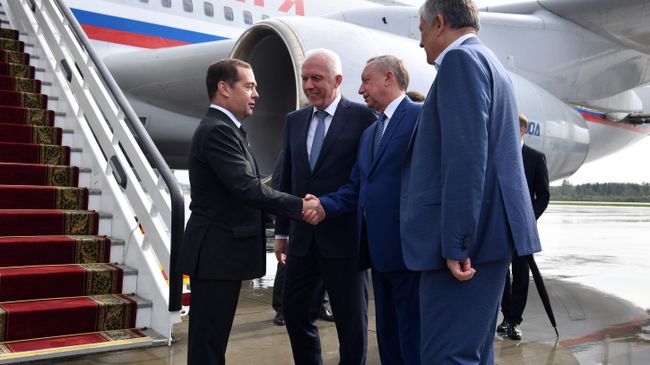 Председатель правительства РФ Дмитрий Медведев в аэропорту Санкт-Петербурга Пулково. 9 сентября 2019 Председатель правительства РФ Дмитрий Медведев в аэропорту Санкт-Петербурга Пулково. 9 сентября 2019