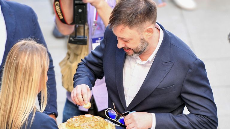 Генеральный директор МИА Россия сегодня Дмитрий Киселев (слева) и руководитель портала РИА Новости Украина Кирилл Вышинский перед пресс-конференцией в Международном мультимедийном пресс-центре МИА Россия сегодня