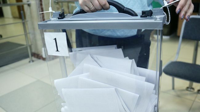 Члены избирательной комиссии считают голоса на избирательном участке Члены избирательной комиссии считают голоса на избирательном участке