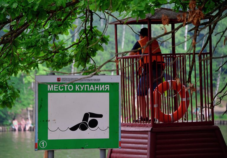 Спасательный пост на пруду зоны отдыха Тропарево в Москве Спасательный пост на пруду зоны отдыха Тропарево в Москве