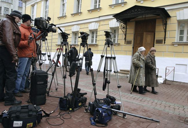 У здания Московского окружного военного суда, где проходят слушания по делу об убийстве обозревателя Новой газеты Анны Политковской У здания Московского окружного военного суда, где проходят слушания по делу об убийстве обозревателя Новой газеты Анны Политковской