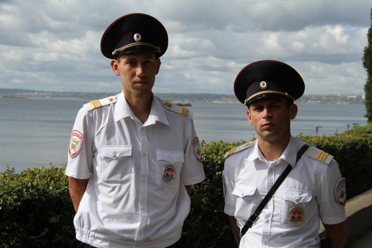 Сержант полиции Артем Макаров (справа) с коллегой