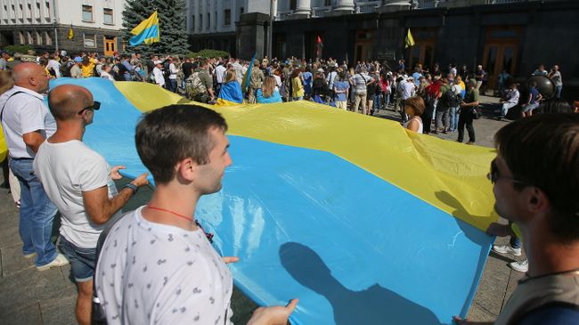Акция в Киеве против прекращения боевых действий в Донбассе Акция в Киеве против прекращения боевых действий в Донбассе