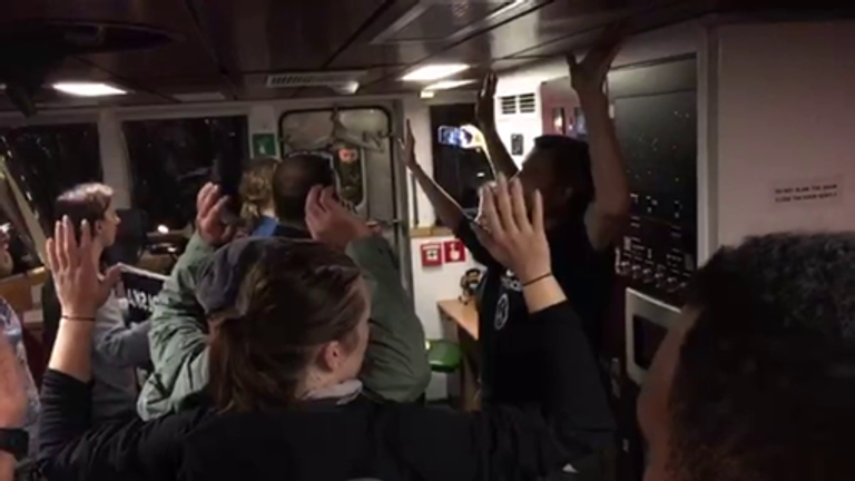 Задержание команды парусника Rainbow Warrior, протестующего в порту Гданьска, Польша
