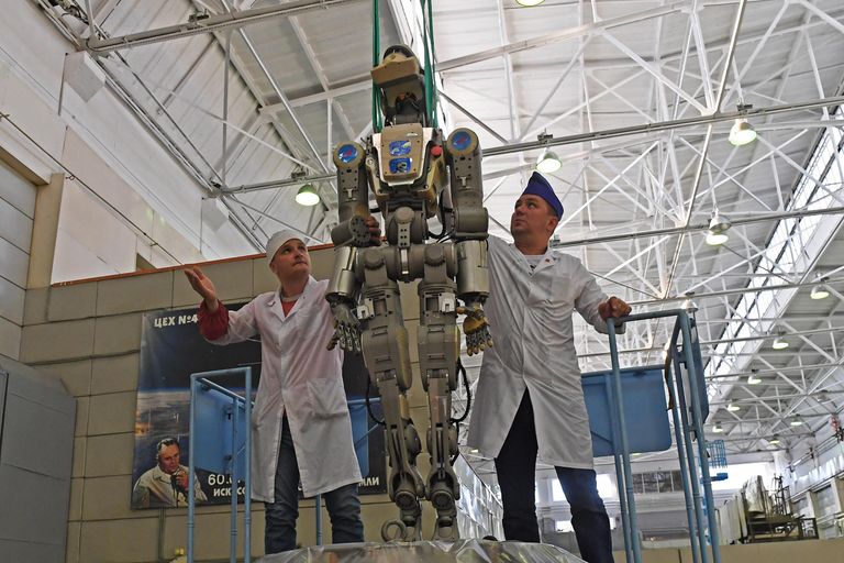Сотрудники ракетно-космической корпорации Энергия извлекают робота Федора из спускаемого аппарата космического корабля Союз МС-14 после полета на МКС