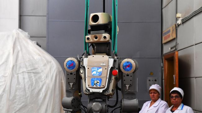 Сотрудники ракетно-космической корпорации Энергия укладывают робота Федора в специальный футляр после полета на МКС Сотрудники ракетно-космической корпорации Энергия укладывают робота Федора в специальный футляр после полета на МКС