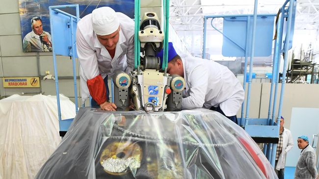 Сотрудники ракетно-космической корпорации Энергия извлекают робота Федора из спускаемого аппарата космического корабля Союз МС-14 после полета на МКС Сотрудники ракетно-космической корпорации Энергия извлекают робота Федора из спускаемого аппарата космического корабля Союз МС-14 после полета на МКС