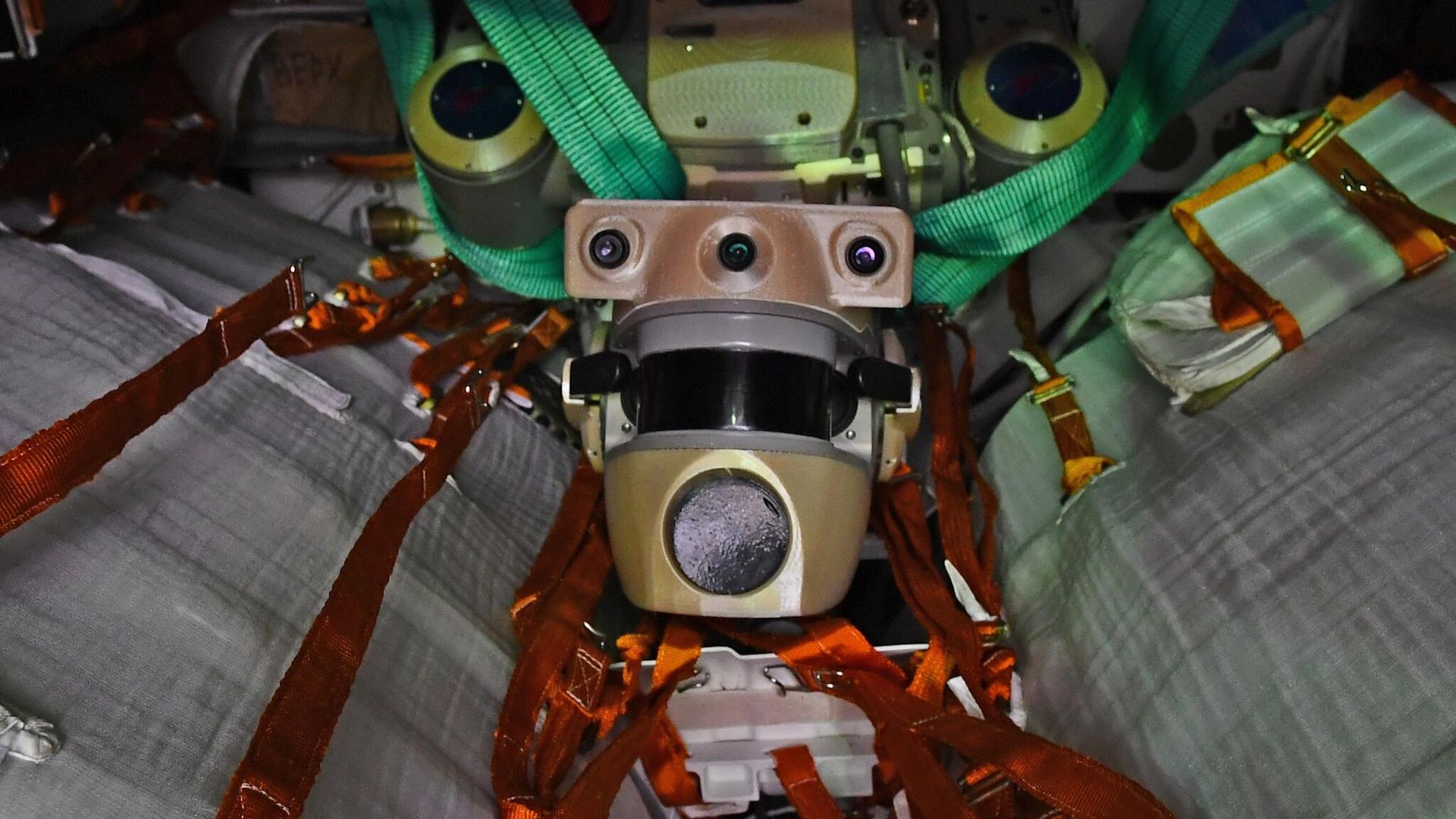 Робот Федор в спускаемом аппарате космического корабля Союз МС-14 после полета на МКС на территории ракетно-космической корпорации Энергия Робот Федор в спускаемом аппарате космического корабля Союз МС-14 после полета на МКС на территории ракетно-космической корпорации Энергия - РИА Новости, 1920, 19.12.2020