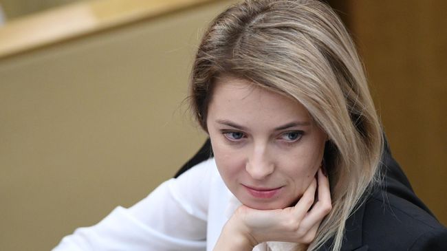 Заместитель председателя комитета Госдумы РФ по безопасности и противодействию коррупции Наталья Поклонская перед началом первого заседания осенней сессии Заместитель председателя комитета Госдумы РФ по безопасности и противодействию коррупции Наталья Поклонская перед началом первого заседания осенней сессии