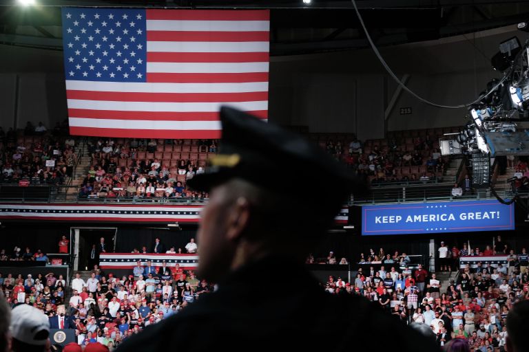 Сторонники президента США Дональда Трампа слушают его выступление в рамках предвыборной кампании в Манчестере. 15 августа 2019 Сторонники президента США Дональда Трампа слушают его выступление в рамках предвыборной кампании в Манчестере. 15 августа 2019