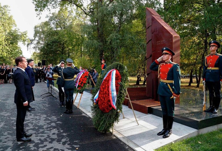 Дмитрий Медведев и председатель правительства Республики Словения Марьян Шарец  на церемонии открытия памятника словенцам, погибшим на российской земле в годы Первой и Второй мировых войн
