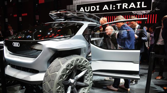 Посетители у автомобиля Audi AI:Trail на международном автомобильном салоне во Франкфурте Посетители у автомобиля Audi AI:Trail на международном автомобильном салоне во Франкфурте