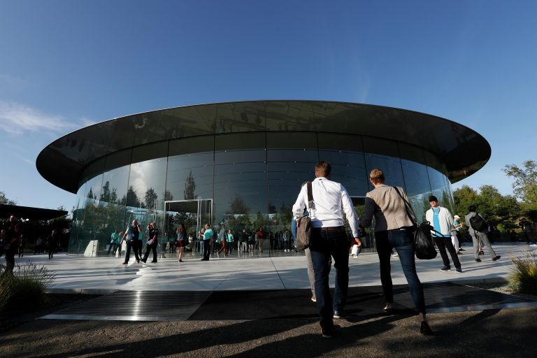 Посетители возле штаб-квартиры компании Apple в Купертино
