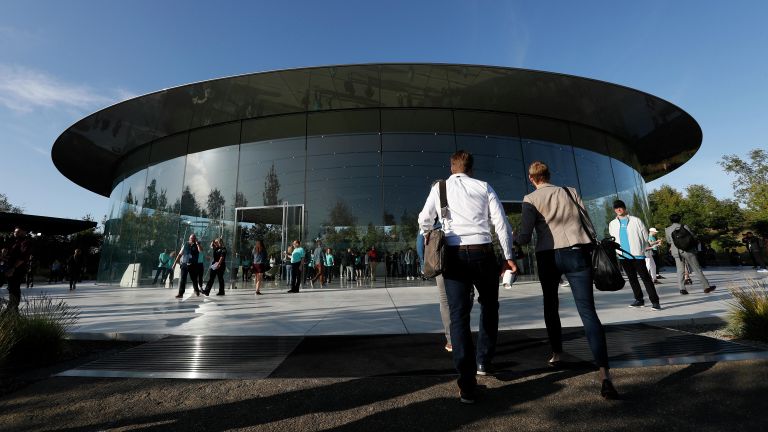 Посетители возле штаб-квартиры компании Apple в Купертино Посетители возле штаб-квартиры компании Apple в Купертино