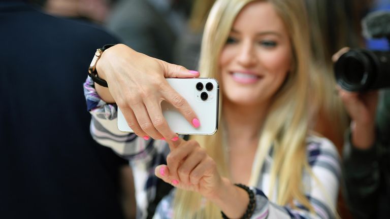 Девушка с телефоном iPhone 11 Девушка с телефоном iPhone 11