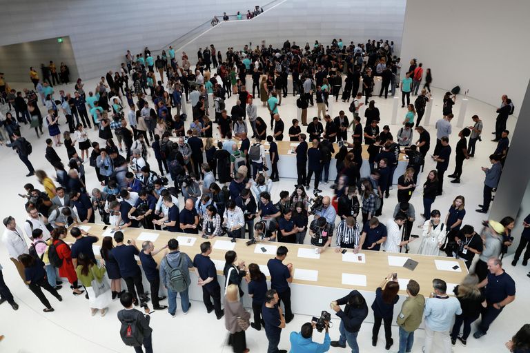 Посетители на презентации новинок компании Apple