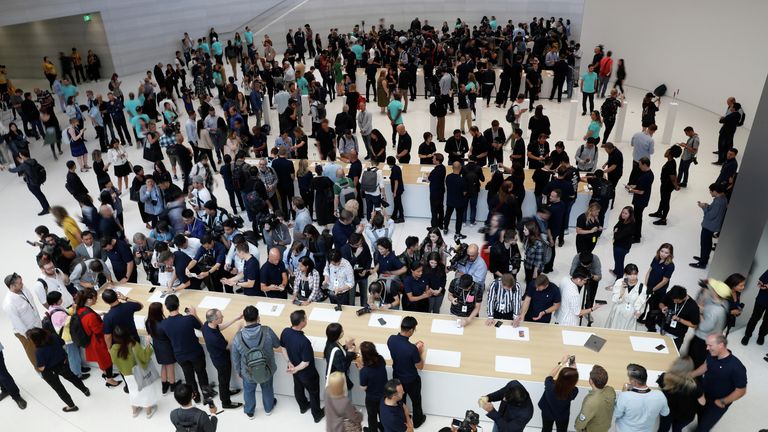 Посетители на презентации новинок компании Apple Посетители на презентации новинок компании Apple