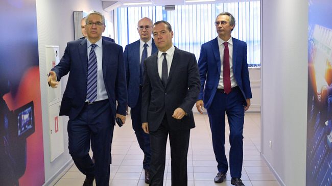 Председатель правительства РФ Дмитрий Медведев перед началом прямого эфира программы Диалог на канале Россия 24 Председатель правительства РФ Дмитрий Медведев перед началом прямого эфира программы Диалог на канале Россия 24
