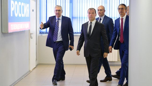 Председатель правительства РФ Дмитрий Медведев перед началом прямого эфира программы Диалог на канале Россия 24 Председатель правительства РФ Дмитрий Медведев перед началом прямого эфира программы Диалог на канале Россия 24