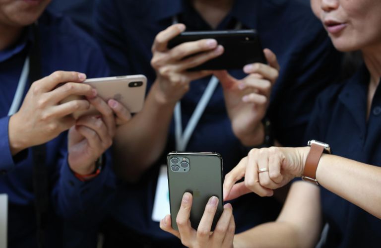 Посетители на презентации новинок компании Apple