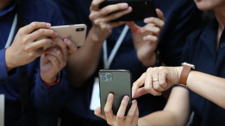 Посетители на презентации новинок компании Apple Посетители на презентации новинок компании Apple