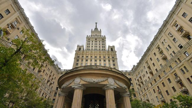 Высотное здание на площади Красных Ворот в Москве