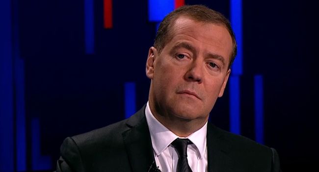 Председатель правительства РФ Дмитрий Медведев во время программы Диалог на канале Россия 24 Председатель правительства РФ Дмитрий Медведев во время программы Диалог на канале Россия 24