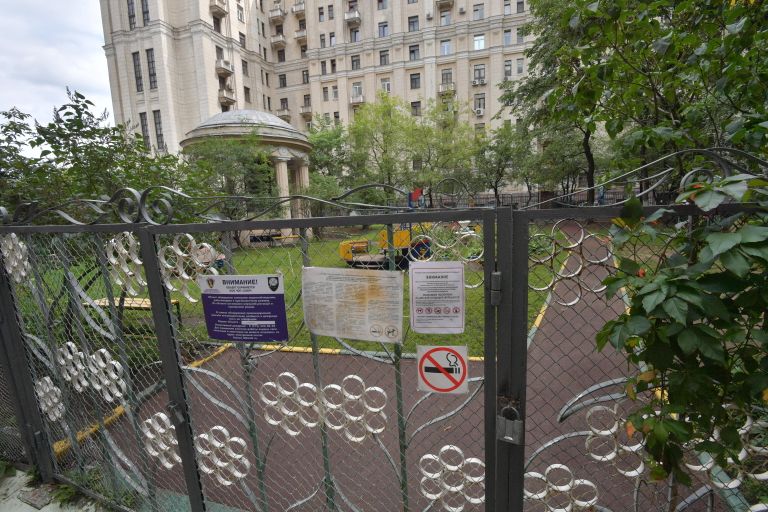Детская площадка за забором