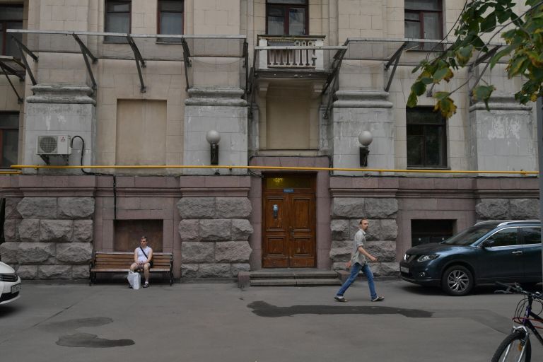 Двор высотки у Красных ворот