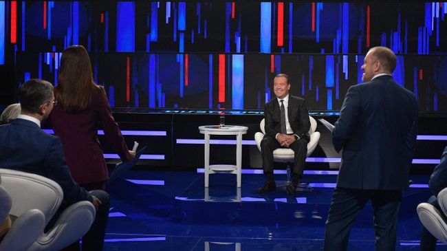 Премьер-министр РФ Дмитрий Медведев во время программы Диалог на канале Россия 24 Премьер-министр РФ Дмитрий Медведев во время программы Диалог на канале Россия 24
