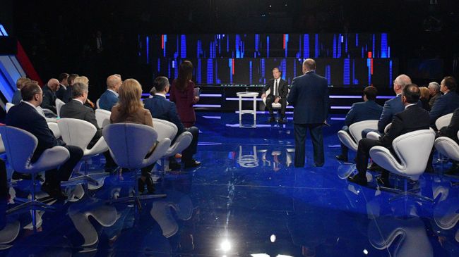 Председатель правительства РФ Дмитрий Медведев во время программы Диалог на канале Россия 24 Председатель правительства РФ Дмитрий Медведев во время программы Диалог на канале Россия 24