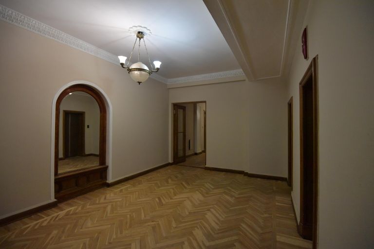 Вестибюль подъезда высотки на Кудринской площади