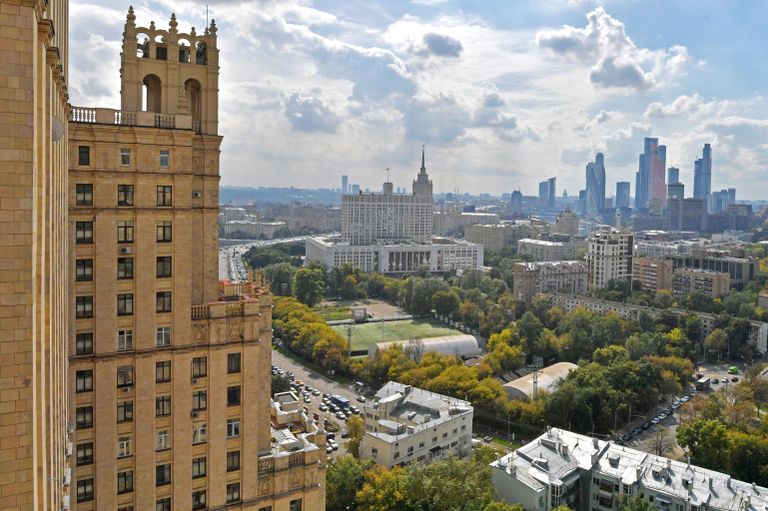 Вид на небоскребы делового центра Москва-Сити с высотного дома на Кудринской площади в Москве