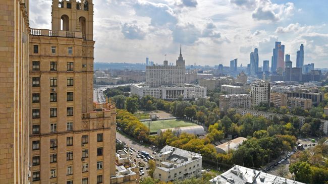 Вид на небоскребы делового центра Москва-Сити с высотного дома на Кудринской площади в Москве Вид на небоскребы делового центра Москва-Сити с высотного дома на Кудринской площади в Москве