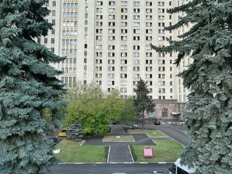 Закрытый внутренний дворик главного здания МГУ