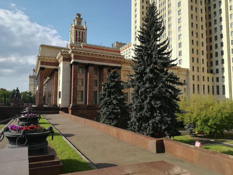 Вид на внутренний дворик МГУ со стилобата высотки