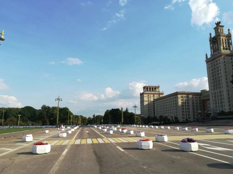Бетонные клумбы на улице Академика Самарского