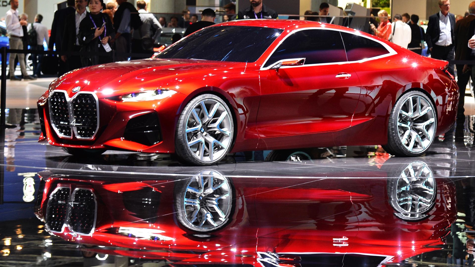 Посетители у автомобиля BMW Concept 4 на международном автомобильном салоне во Франкфурте Посетители у автомобиля BMW Concept 4 на международном автомобильном салоне во Франкфурте - РИА Новости, 1920, 25.09.2020