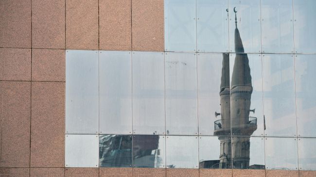 Отражение мечети на здании в центре Джидды Отражение мечети на здании в центре Джидды