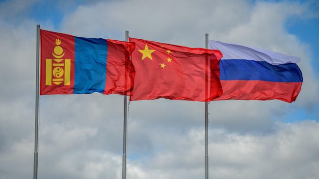 Флаги Монголии, Китая и России Флаги Монголии, Китая и России