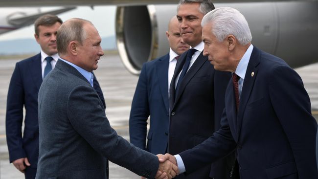 Президент РФ Владимир Путин и глава Дагестана Владимир Васильев во время встречи в аэропорту Махачкалы. 12 сентября 2019