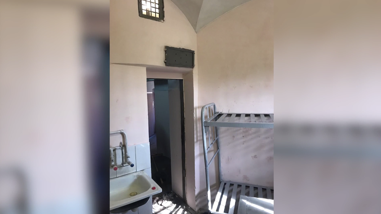 Интерьер камеры в старинной башне Бутырской тюрьмы Интерьер камеры в старинной башне Бутырской тюрьмы